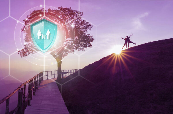 Страхование жизни, Защита Щита семьи на виртуальном экране против пары на фоне, Концепция страхования, Электронное страхование цифровых технологий
.