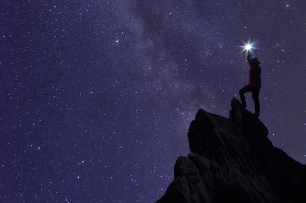 Silhouette Climber Backpacker Held Light High His Head Standing Rocky — Stock Photo, Image