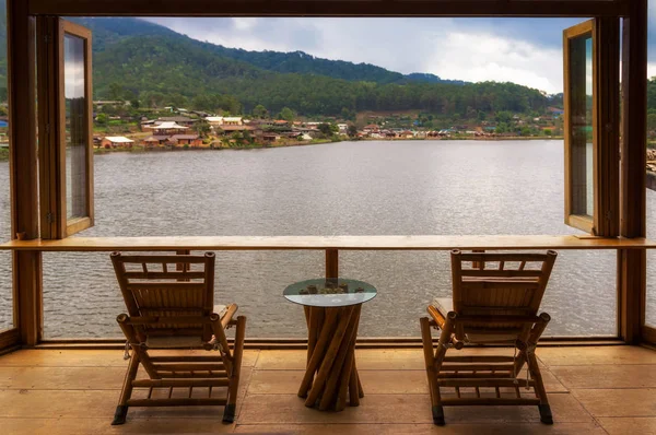 Jezioro Zobacz Ban Rak Tajski Drewniane Stoły Krzesła Kawiarni Czas — Zdjęcie stockowe