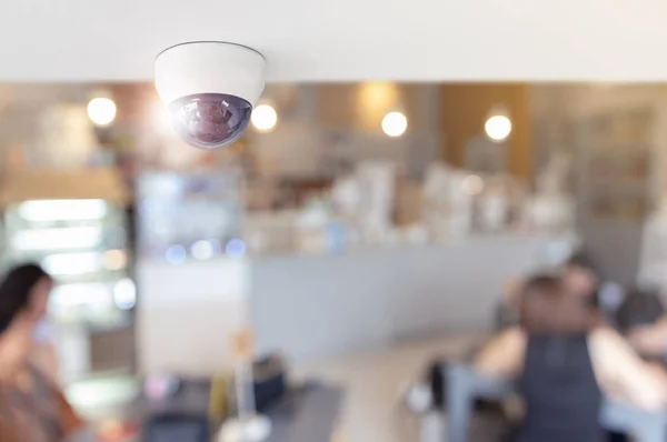 店内の様子 レストラン 監視および監視の概念の保護顧客を監視するための天井に設置された監視カメラ Cctv システムのセキュリティ — ストック写真