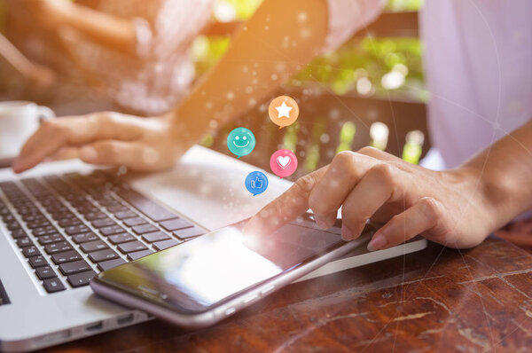 Женщина нажимает на смартфон со смайликом, как, любовь и звезда смайлики на виртуальном сенсорном экране. Концепция обслуживания клиентов
.