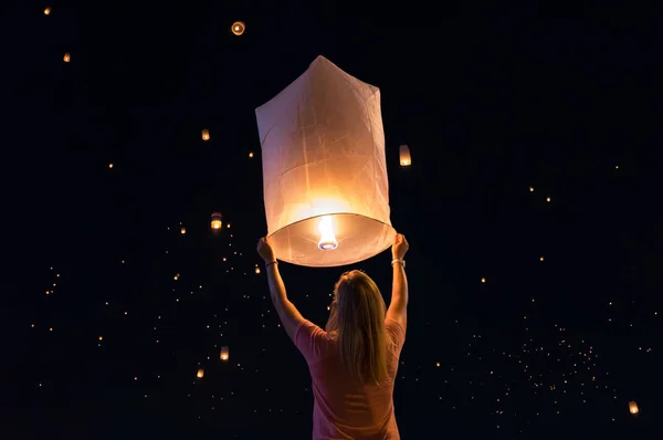 Mulher Liberando Lanterna Flutuante Festival Loy Krathong Festival Lanternas Flutuantes — Fotografia de Stock