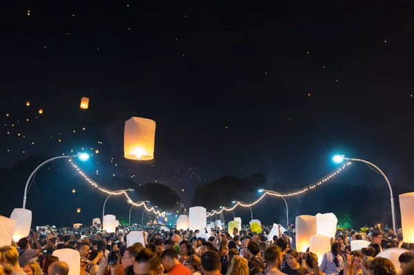 Chiang Mai Thailand Novembro 2017 Festival Lanternas Flutuantes Muitos Turistas — Fotografia de Stock