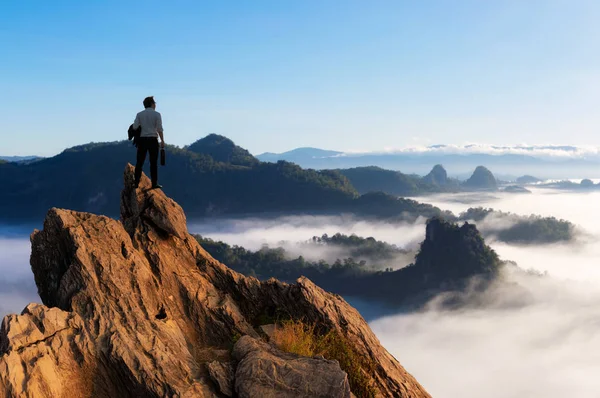 Visão Conceitual Jovem Empresário Vestindo Jaqueta Casual Confortável Topo Pico — Fotografia de Stock