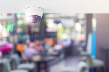 CCTV sistemi güvenlik içinde Restoran, Restoran, gözetim ve izleme kavramı koruma müşteri izlemek için tavan yüklü güvenlik kamerası. 