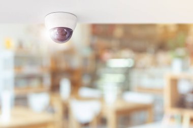 CCTV sistemi güvenlik içinde Restoran, Restoran, gözetim ve izleme kavramı koruma müşteri izlemek için tavan yüklü güvenlik kamerası. 