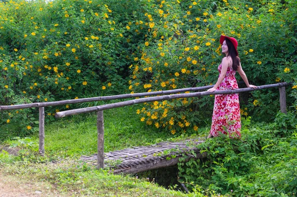 Beautiful Woman Tung Bua Tong Mexican Sunflower Field Mae Moh — Stock Photo, Image