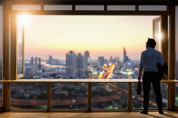 Begreppet Vision Ung Affärsman Bär Bekväma Casual Kavaj Står Arbetsrum — Stockfoto