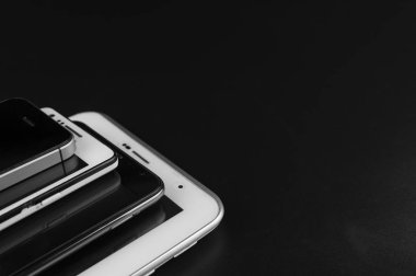 Üst seviye akıllı telefonlar üzerinde siyah Resepsiyon yığını.