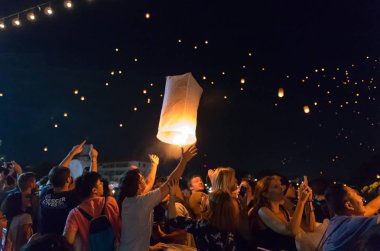 Chiang Mai, Tayland - 3 Kasım 2017: fenerler Festivali yüzen, çok sayıda turistin fener Nawarat köprüsünde gelmek ile