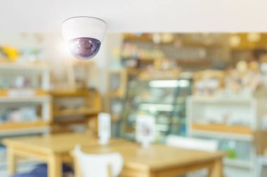 CCTV sistemi güvenlik içinde Restoran, Restoran, gözetim ve izleme kavramı koruma müşteri izlemek için tavan yüklü güvenlik kamerası. 