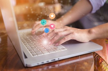 Kadın gibi gülen surat ile Laptop basarak el, seviyorum ve ifadeler sanal ekranında, müşteri hizmet değerlendirme anlayışı yıldız.