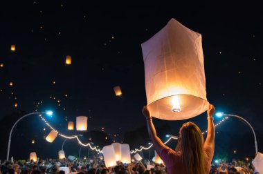 Kadın serbest yüzen fener Loy Krathong Festivali veya yüzer fenerler Festivali Chiang Mai, Tayland.