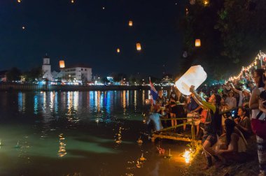 Chiang Mai, Tayland - 3 Kasım 2017: fenerler Festivali yüzen, çok sayıda turistin fener Nawarat köprüsünde gelmek ile