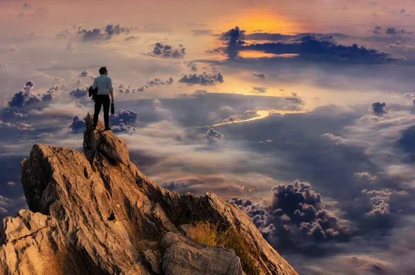 Konzeptvision Junger Geschäftsmann Bequemer Freizeitjacke Auf Dem Gipfel Des Berges — Stockfoto