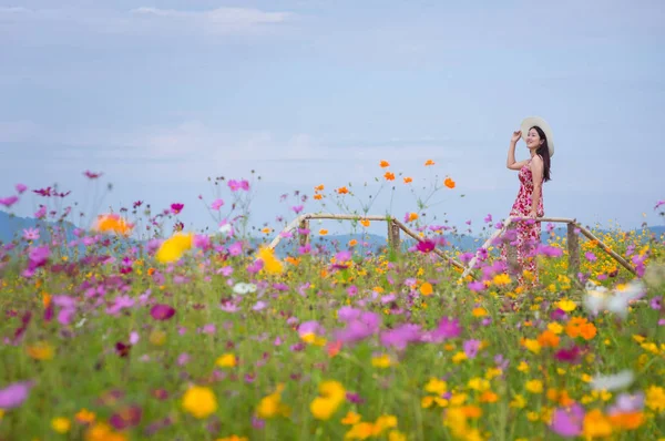 Beautiful Woman Tung Bua Tong Mexican Sunflower Field Mae Moh — Stock Photo, Image