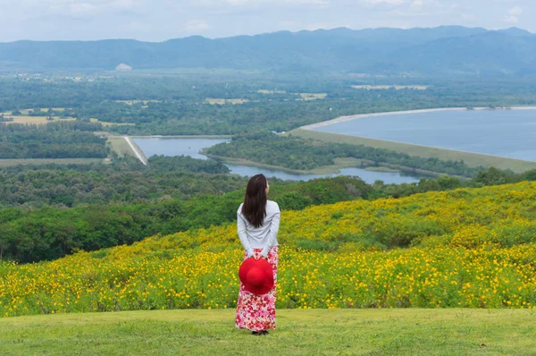 Beautiful Woman Tung Bua Tong Mexican Sunflower Field Mae Moh — Stock Photo, Image