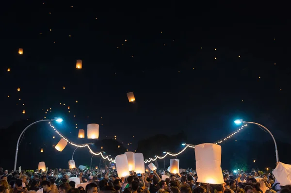 Chiang Mai Thailand Novembro 2017 Festival Lanternas Flutuantes Muitos Turistas — Fotografia de Stock