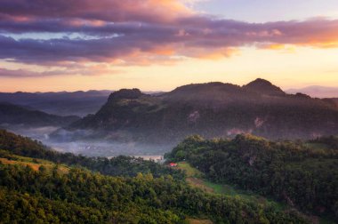 Panoramik manzaralı güzel dağları sis sabah, Ban jabo bakış açısı ile. Mae Hong Son, Baan Jabo biri en şaşırtıcı sis Tayland.