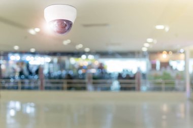 Cctv sistemi güvenlik içinde bina, tavan için koruma müşteri, kavramı gözetim ve izleme izlemek için yüklü güvenlik kamerası.