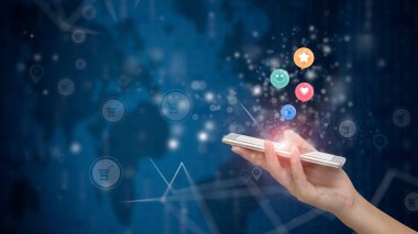 Kadın eli gibi Smartphone cep telefonu ile gülen surat ile basarak seviyorum ve ifadeler sanal dokunmatik ekran üzerinde star. Müşteri hizmet değerlendirme kavramı.