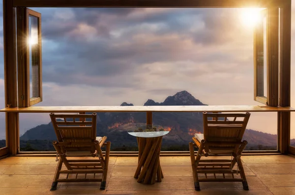 Bela Paisagem Estilo Café Mínimo Com Mesas Madeira Cadeiras Terraço — Fotografia de Stock