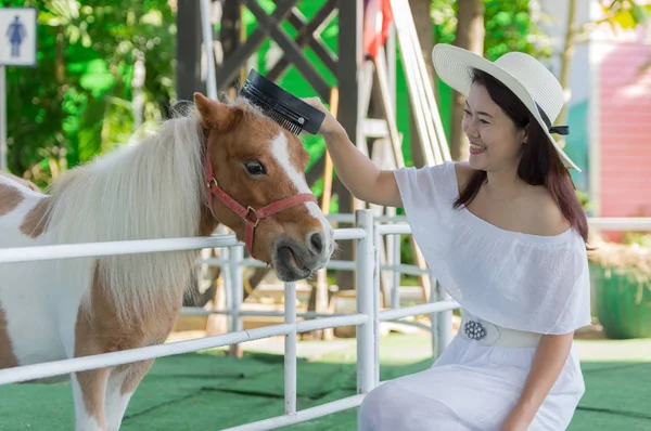 Beautiful Asian Girl Relaxing Resort Wearing White Dress Lovely Dwarf — Stock Photo, Image