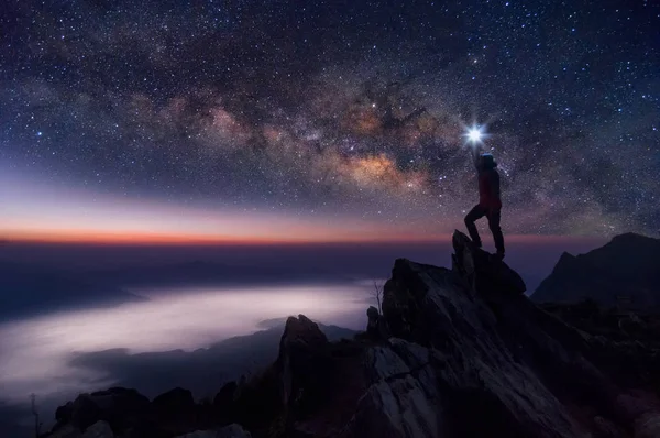 Silhouette Alpiniste Sur Sommet Rocheux Voie Lactée Galaxie Succès Vainqueur — Photo