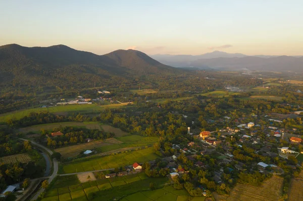 Havadan görünümü, dağlar, gökyüzü ve tarım Mae üzerinde District, Chiang Mai.