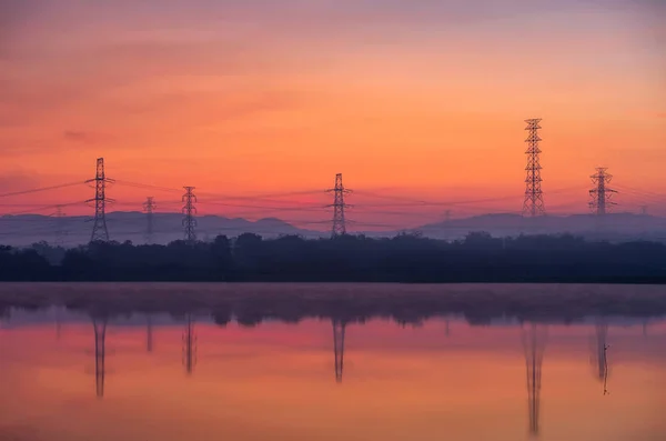 Высоковольтные Трансмиссии Башни Холме Отражением Утром Спокойный Мэй Лампанг — стоковое фото