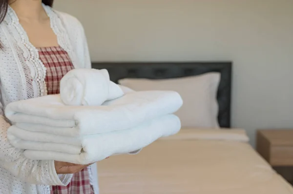 Young Hotel Maid Holds Sheets Soft Towels Clean Room — Stock Photo, Image