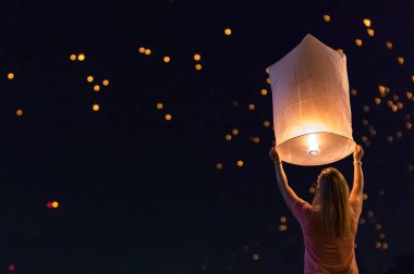 Fener Loy Krathong Festivali veya yüzer fenerler Festivali Chiang Mai, Tayland serbest kadın.