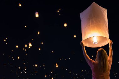 Fener Loy Krathong Festivali veya yüzer fenerler Festivali Chiang Mai, Tayland serbest kadın.