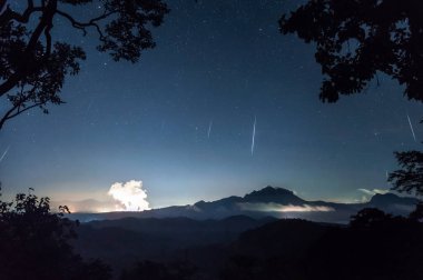 Geminids meteor yağmuru sis gece gökyüzü tepe, uzun pozlama, Mae Moh Lampang Tayland.