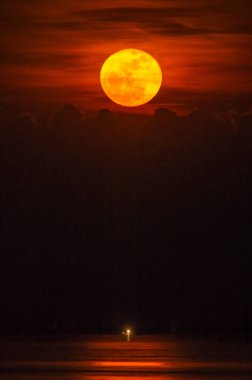 Dolunay alacakaranlıkta üzerinde deniz, Ta Boon, Bang Petchaburi, Tayland, Asya.
