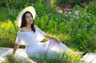 Güzel genç Asyalı kız rahatlatıcı sabah zaman beyaz elbise giyen Resort.