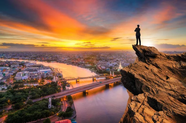 Begreppet Vision Affärsman Bär Bekväma Casual Passar Stående Ovanpå Peak — Stockfoto