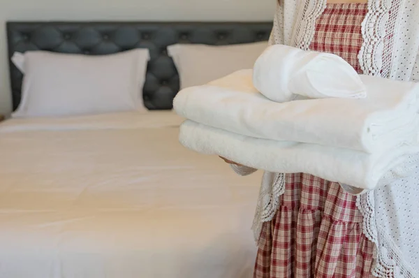 Young Hotel Maid Holds Sheets Soft Towels Clean Room — Stock Photo, Image