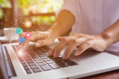 Kadın gibi gülen surat ile Laptop basarak el, seviyorum ve ifadeler sanal ekranında, müşteri hizmet değerlendirme anlayışı yıldız.