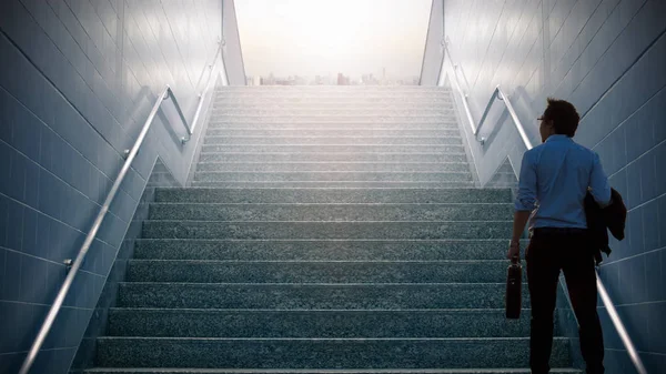 Empresário Subiu Nas Escadas Indo Para Cidade Conceito Ambições Negócios — Fotografia de Stock