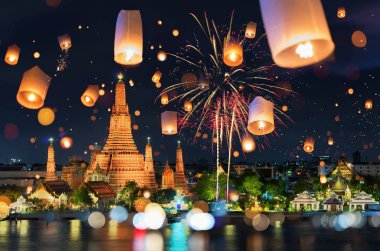 Bangkok mutlu yeni yıl gerisayım fireworks ve fener Wat Arun Tapınağı, Bangkok Tayland.