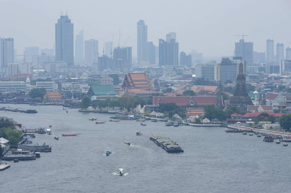 曼谷城市景观 同时空气污染 曼谷的天气在低温下 使空气质量恶化 显示进入健康危害区的灰尘水平 — 图库照片