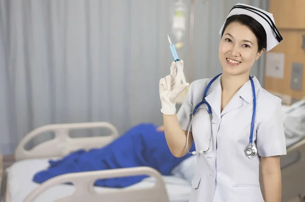 Asiática Bela Jovem Enfermeira Branco Uniforme Segurando Seringa Para Injeção — Fotografia de Stock