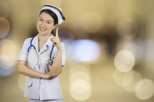 Piękna Młoda Pielęgniarka Biały Uniform Niewyraźne Tło — Zdjęcie stockowe