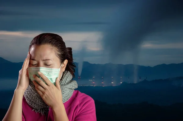 Asiatiska Kvinnor Bär Masker Att Förhindra Luftförorening Med Bakgrund Rök — Stockfoto