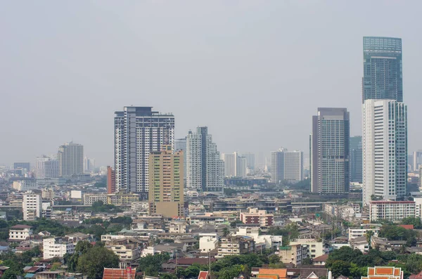 大気汚染をしながらバンコクのシティー ビュー 低温でのバンコクの天気空気の質が悪くなります 健康危険ゾーンに入るほこりのレベルを示しています — ストック写真