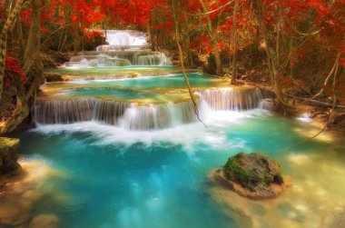 Huay Mae Kamin şelale, Srinakarin Barajı Kanchanaburi, Tayland için sonbahar orman şelale.