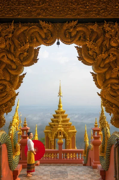 Mulheres Vestindo Vestidos Tailandeses Norte Segurando Guarda Chuvas Vermelhos Wat — Fotografia de Stock