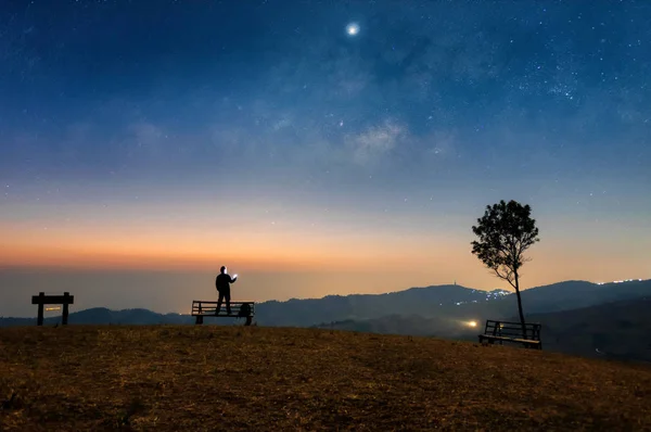 Touristen Stehen Mit Smartphones Auf Stühlen Morgen Ist Der Himmel — Stockfoto
