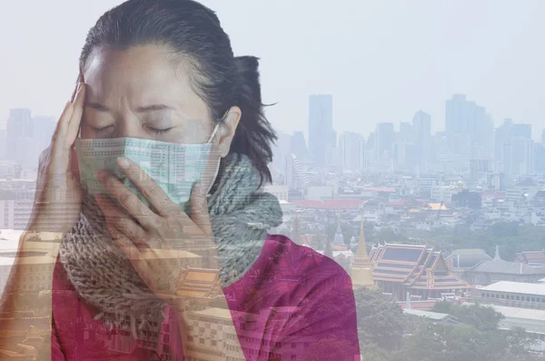 Mulheres Asiáticas Usam Máscaras Para Evitar Poluição Com Fundo Contra — Fotografia de Stock